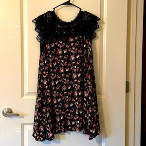 Floral dress. Black lace.
